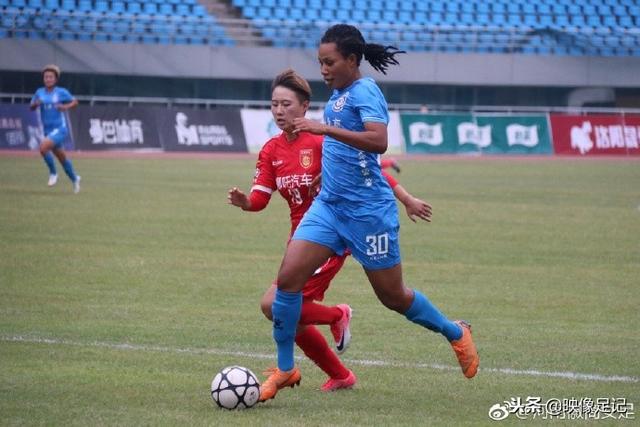 我是一位丰满女孩，第一次见男友不久他就靠近了我